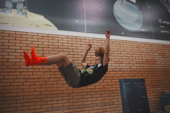 Как обеспечить безопасное посещение батутного клуба?