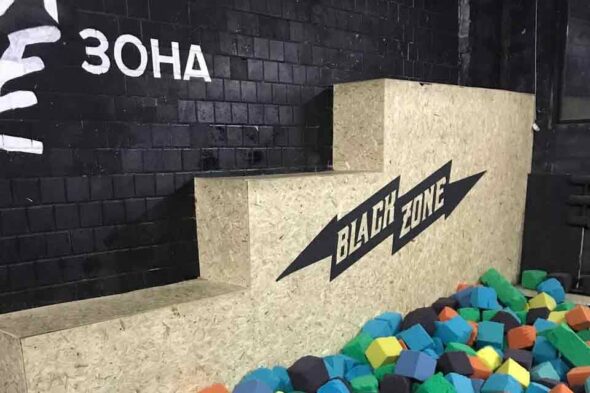 Зона для профессионалов в батутном клубе